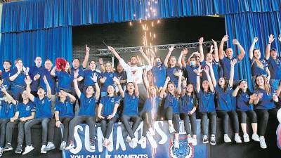 <b><span class=mln_uppercase_mln>algarabía.</span></b> En un ambiente festivo, los próximos graduados recibieron el año escolar. FOTOS: ROSA GALINDO.<span class=mln_uppercase_mln> </span>