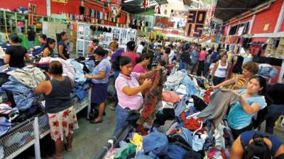 Diferentes puestos de ropa usada en Tegucigalpa.