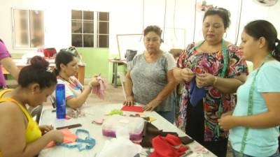 Doña Fermina Hernández (blusa gris) junto a sus compañeras del taller de confección y costura durante una jornada de aprendizaje. Fotos: Melvin Cubas.