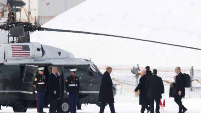 El presidente de EE.UU., Donald Trump, se baja del helicóptero Marine One, tras aterrizar en la localidad de Davos. EFE