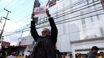 Decenas de mexicanos se plantaron frente a las instalaciones para expresar su apoyo a los periodistas. Foto: Proceso México.