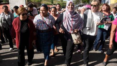 Shirin Ebadi, Rigoberta Menchú, Tawakkol Karman y Jody Williams, nobeles de la Paz, en una protesta en Guatemala. AFP. / AFP PHOTO / JOHAN ORDONEZ
