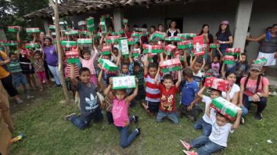 Los infantes son beneficiados con regalos y alimentación.