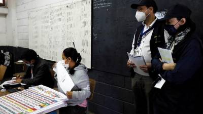 Dos representantes de la Unión Europea observan el proceso electoral en un centro de votación en la ciudad de Tegucigalpa.