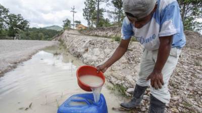 La gente saca agua de charcos por la sequía. Fotos: Wendell Escoto