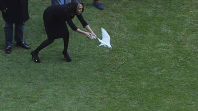 Doña Florinda, como también es conocida, sostuvo la paloma blanca y hasta la besó en varias ocasiones. Al caminar por el Azteca les pidió a las personas que dejaran tranquilas a las aves y así liberó a su palomita.