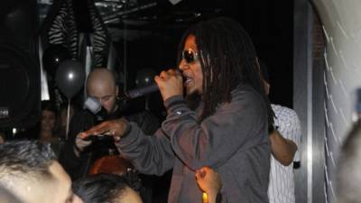 Tego durante su presentación artística.