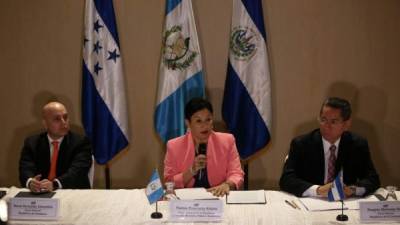 Los fiscales generales de Honduras, Óscar Fernando Chinchilla; de El Salvador, Douglas Meléndez; y de Guatemala, Thelma Aldana.