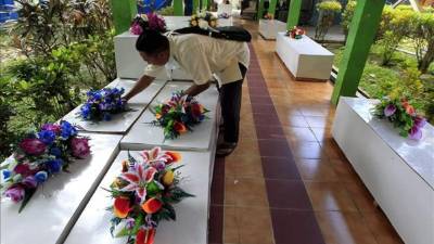 Trabajadores preparan ataudes para trasladar los cuerpos de las víctimas del avión de AirAsia accidentado del aeropuerto de Iskandar en Pangkalan Bun al aeropuerto de Surabaya (Indonesia). EFE