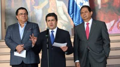 El presidente Juan Orlando Hernández compareció ayer en las gradas de Casa Presidencial.