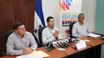 Ricardo Paz, Arnaldo Castillo y Carlos Ferrera en la conferencia. FOTO: Andro Rodríguez