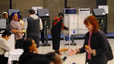 Estadounidenses votan en la jornada electoral de este martes.