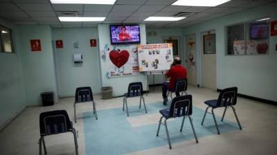 Un hombre espera para donar su plasma sanguíneo en el Complejo Hospitalario Doctor Arnulfo Arias Madrid, este miércoles, en Ciudad de Panamá (Panamá). EFE/ Bienvenido Velasco