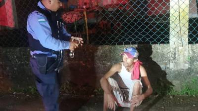 Un hombre fue capturado este jueves después de que se difundieran en redes sociales un video donde se le ve abusando de una perrita en el barrio el Copen de Puerto Cortés, en la zona norte de Honduras.