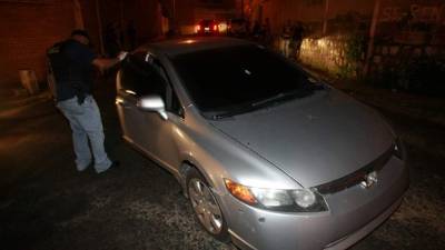 Una de las balas disparadas por pandilleros cruzó entre un rosario que estaba guindado en el espejo retrovisor del carro.