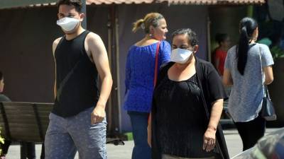 El Gobierno de Honduras ordenó, que a partir de hoy, los ciudadanos permanezcan en sus hogares, también solicitó el cierre de las fronteras y negocios, excepto supermercados, mercados, pulperías, farmacias, hoteles, laboratorios, gasolineras y bancos.