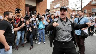 Matthew Heinbach, miembro del 'Traditionalist Workers Party' protesta afuera del tribunal del distrito de Charlottesville.
