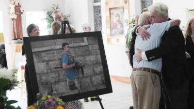 El padre de Foley es consolado en el funeral de su hijo.
