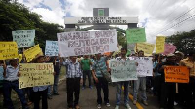 Los pobladores de Reitoca, Francisco Morazán, llegaron a apoyar a su alcalde, que permanecerá en el Batallón.