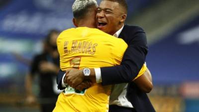 Mbappé ha recibido el cariño de los jugadores del PSG y de Keylor Navas no ha sido la excepción. Foto AFP.