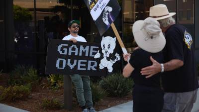 Artistas de videojuegos de Hollywood, en una huelga este miércoles a las afueras de los estudios Warner Bros. en Burbank (EE.UU.).