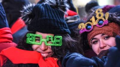 Enfundados en gruesos abrigos, muchos con ropa y botas de nieve, neoyorquinos y turistas enfrentaron un 31 de diciembre gélido para poder recibir el el año nuevo en Times Square.