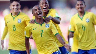 El jugador de la selección Brasil, Leandro (centro), celebra su gol contra Inglaterra. Foto EFE