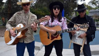 Monnich, originario de San Antonio, Texas, aclara que el objetivo de la protesta musical es generar 'una conversación' sobre cómo las murallas afectan la armonía social en las comunidades.