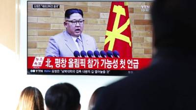 Varias personas observan imágenes en la televisión del líder de Corea del Norte, Kim Jong-un mientras da un discurso. EFE/Archivo