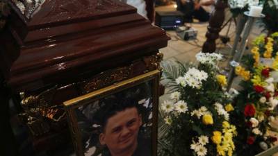 Una foto en vida de Walter López fue colocada junto al ataúd.