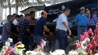 Los féretros fueron cargados por sus más cercanos familiares.