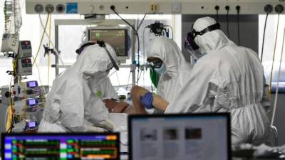 Personal médico atiende a paciente con coronavirus en Madrid. Foto: AFP