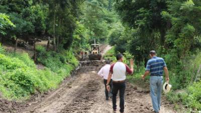 Maquinaria trabajando en las calles de tierra.