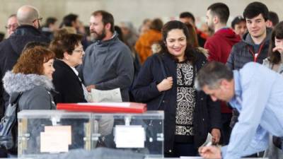 Los ciudadanos designados para formar parte de una mesa durante el proceso de constitución de la misma, en un colegio electoral del País Vasco. EFE