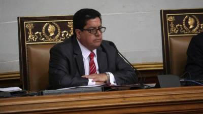 El primer vicepresidente del Parlamento, Edgar Zambrano, participa durante una sesión de la Asamblea Nacional presidida por Juan Guaidó. EFE/Archivo