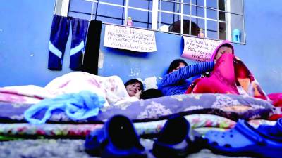 Damnificados en un centro de albergue durante una emergencia pasada.