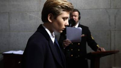 Barron Trump ha estado en el centro de la controversia tras ser atacado en redes sociales. AFP.