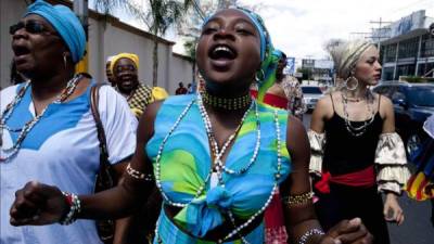 Un grupo de personas de la etnia Garifuna bailan y cantan este martes 1 de abril de 2014, en celebración del inicio del 'Mes de la herencia cultural africana', que contará con diversas actividades de los pueblos afrodescendientes, por las calles de Tegucigalpa (Honduras). EFE