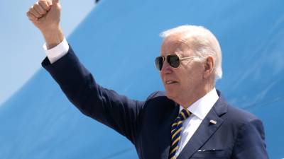 El presidente de EE. UU., Joe Biden, aborda el Air Force One en la Base Conjunta Andrews en Maryland el 19 de mayo de 2022, mientras viaja a Corea del Sur y Japón, en su primer viaje a Asia como presidente. (Foto de SAUL LOEB / AFP)