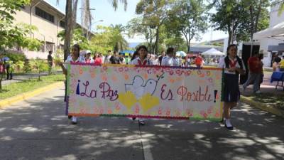Alumnas del instituto Catalina Landis portan una pancarta dedicada a la paz.