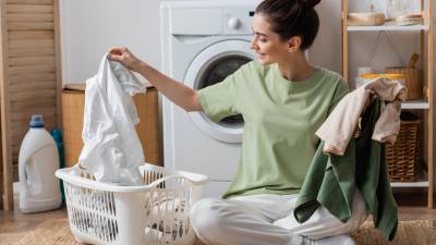 La mayor parte de la energía que consume una lavadora se emplea en calentar el agua, por lo que es mejor programarla con agua fría y lavados cortos.