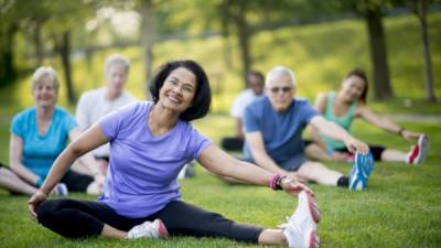 El adulto mayor es importante que haga ejercicio diario para mantener sus huesos fuertes.