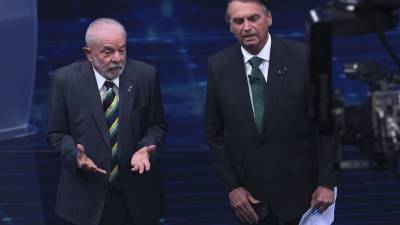 El ex mandatario progresista Luiz Inácio Lula da Silva y el ultra derechista Jair Bolsonaro participaron ayer en el primer debate presidencial de cara a la segunda vuelta de las elecciones presidenciales de Brasil.