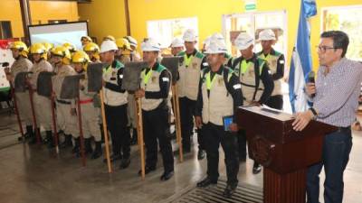 Bomberos y guardabosques están listos para atender cualquier emergencia de incendio forestal.