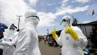 Miembros de la sanidad se disponen a desinfectar una zona en la ciudad de Monrovia, Liberia. EFE/Archivo