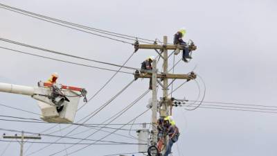 Técnicos de la Enee ejecutan trabajos en cambio de líneas en San Pedro Sula. Foto: M.CUBAS