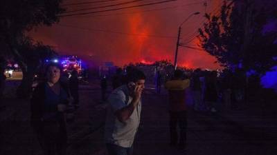 Chile declaró la noche del viernes estado de emergencia para las ciudades de Valparaíso y Viña del Mar, tras un gigantesco incendio forestal. Foto EFE
