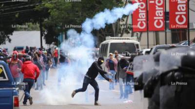 Maestros y médicos que protestaban en Tegucigalpa fueron desalojados por un contingente de la Policía Nacional de Honduras a la altura del Aeropuerto Internacional de Toncontín.