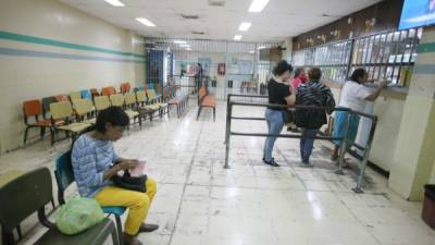 Sala de espera del Hospital Escuela. La crónica falta de medicinas es uno de los principales problemas que presenta el sistema de salud hondureño.