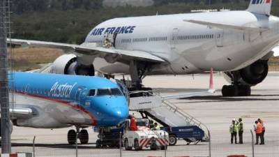 El aeropuerto de Santiago es uno de los pocos que todavía se mantienen operativos.